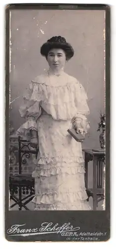 Fotografie Franz scheffer, Gera, Portrait junge Dame im hübschen Kleid mit Buch