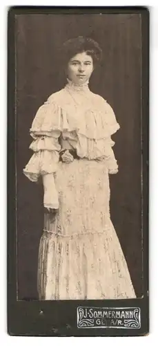 Fotografie J. Sommermann, Gera / R., Portrait junge Dame im geblümten Kleid mit Handschuhen