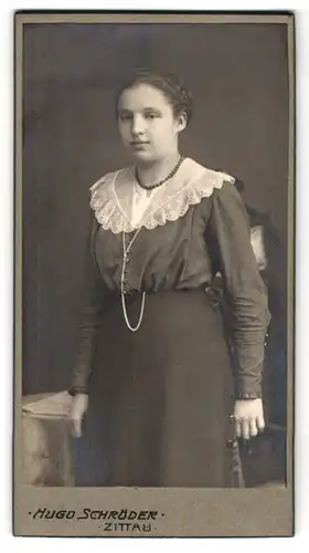 Fotografie Hugo Schröder, Zittau, Portrait junge Dame in hübscher Bluse mit Halskette