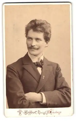 Fotografie W. Höffert, Berlin, Portrait junger Herr im eleganten Anzug mit verschränkten Armen