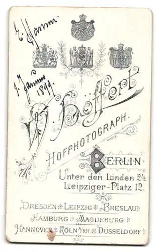 Fotografie W. Höffert, Berlin, Portrait junger Herr im eleganten Anzug mit verschränkten Armen