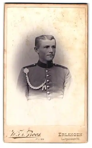 Fotografie Wilh. Boos, Erlangen, Portrait Soldat in Uniform mit Kordel