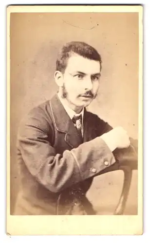 Fotografie Photographic Company, London, Portrait junger Herr in modischer Kleidung mit Krawatte