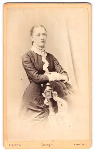 Fotografie Samuel Barns, Ashford, Portrait hübsch gekleidete Dame an Sessel gelehnt