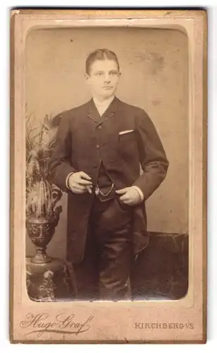 Fotografie Hugo Graf, Kirchberg i / S., Portrait junger Mann in eleganter Kleidung mit Zigarre