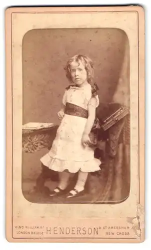 Fotografie A. L. Henderson, London, Portrait kleines Mädchen im weissen Kleid mit Schleifchen