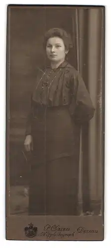 Fotografie P. Clasen, Dessau, Portrait junge Dame in hübscher Bluse am Vorhang