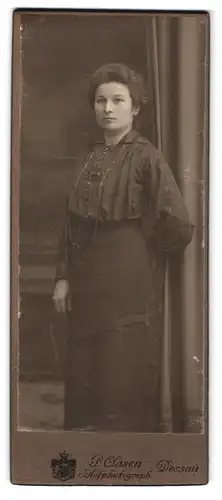 Fotografie P. Clasen, Dessau, Portrait junge Dame in hübscher Bluse am Vorhang