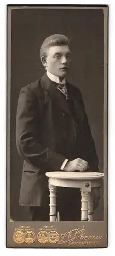 Fotografie L. K. Jué, Dessau, Portrait junger Mann im Anzug mit Krawatte