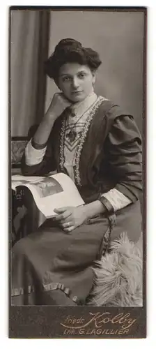 Fotografie Friedr. Kolby, Plauen i / V., Portrait bürgerliche Dame mit Zeitung am Tisch sitzend