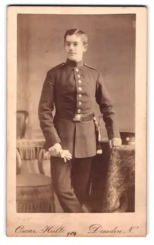 Fotografie Oscar Halle, Dresden-N, Portrait Soldat in Uniform mit Handschuhen
