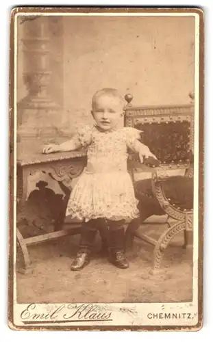 Fotografie Emil Klaus, Chemnitz, Portrait kleines Mädchen im hübschen Kleid