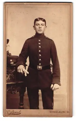 Fotografie Carl Stenzel, Strassburg i / El., Portrait Soldat in Uniform mit Handschuhen