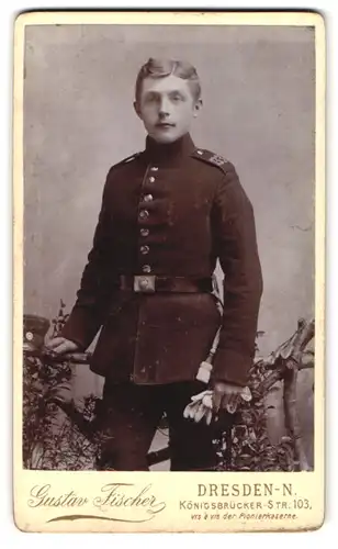 Fotografie Gustav Fischer, Dresden-N, Portrait Soldat in Uniform mit Handschuhen