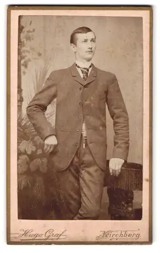 Fotografie Hugo Graf, Kirchberg, Portrait junger Herr in modischer Kleidung mit Krawatte