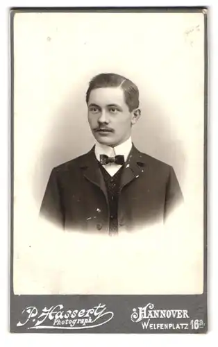 Fotografie P. Hassert, Hannover, Portrait eleganter Herr mit Fliege und Schnurrbart
