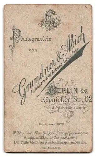 Fotografie Grundner & Abich, Berlin-SO, Portrait junge Dame mit Kragenbrosche und Halskette