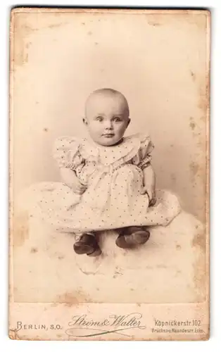 Fotografie Strom & Walter, Berlin-SO, Portrait niedliches Baby im gepunkteten Kleidchen