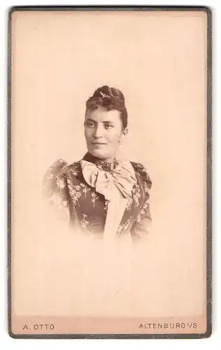 Fotografie A. Otto, Altenburg i / S., Portrait bürgerliche Dame mit hochgestecktem Haar