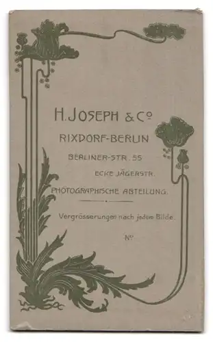 Fotografie H. Joseph & Co., Berlin-Rixdorf, Portrait bürgerliche Dame mit Buch an Stuhl gelehnt