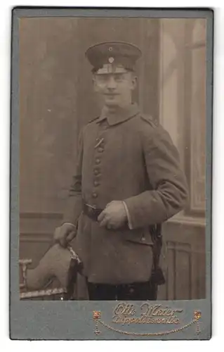 Fotografie Otto Meier, Dippoldiswalde, Portrait Soldat in Uniform mit Schirmmütze