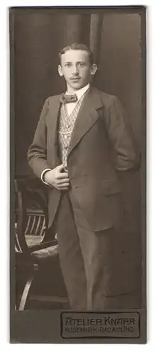 Fotografie Wilhelm Knarr, Bad Aibling, Portrait junger Mann im Anzug mit Fliege