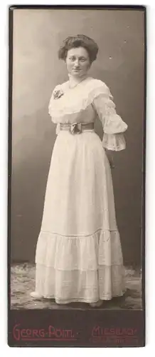 Fotografie Georg Pöltl, Miesbach / Ober-Bayern, Portrait junge Dame im weissen Kleid mit Halskette