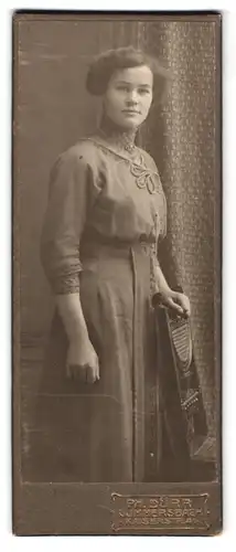 Fotografie Ph. Dürr, Gummersbach, Portrait junge Dame im hübschen Kleid an Stuhl gelehnt