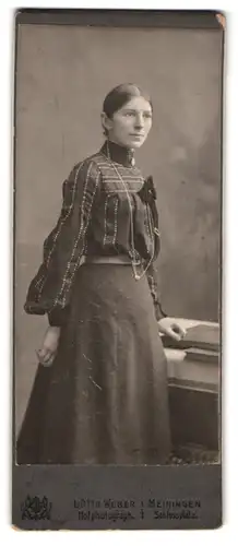 Fotografie L. Otto Weber, Meiningen, Portrait junge Dame in modischer Bluse und Rock