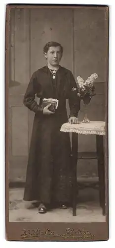 Fotografie Ad. Winkler, Görlitz, Portrait junge Dame im schwarzen Kleid mit Buch