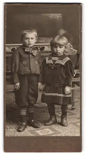 Fotografie Max Rother, Rosswein, Portrait modisch gekleidetes Kinderpaar sich an der Hand haltend