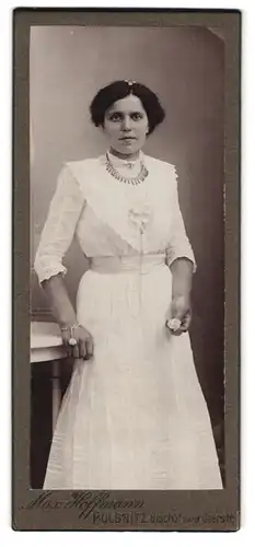 Fotografie Max Hoffmann, Pulsnitz, Portrait junge Dame im weissen Kleid mit Halskette
