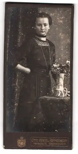 Fotografie Otto Hertel, Freiberg i/S., Portrait Frau im modischen Kleid mit Halskette