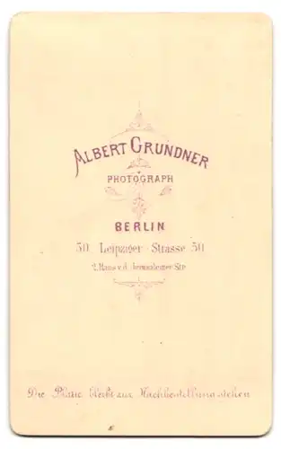 Fotografie Albert Grundner, Berlin, Portrait Herr im Jacket mit Querbinder