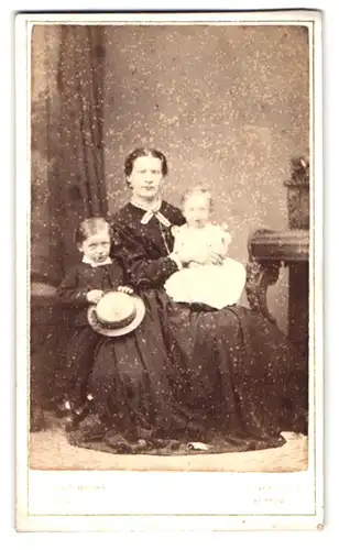 Fotografie Rich. Brown, Liverpool, Portrait Mutter mit ihren Kinder modisch gekleidet