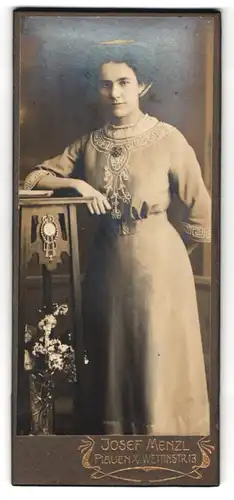 Fotografie Josef Menzel, Plauen i/V., Portrait junge Frau in schönem Kleid mit filigranem Zierrat