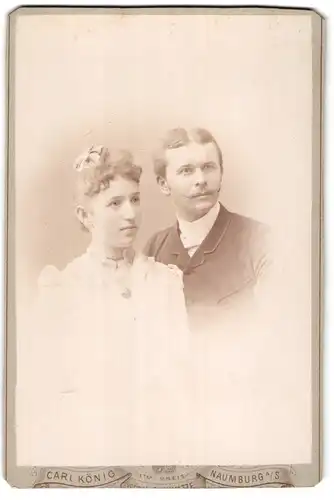 Fotografie Carl König, Naumburg a / S., Portrait junges Paar in zeitgenössischer Kleidung