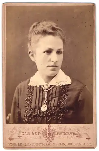 Fotografie Emil Lehmann, Berlin, Portrait bürgerliche Dame mit hochgestecktem Haar