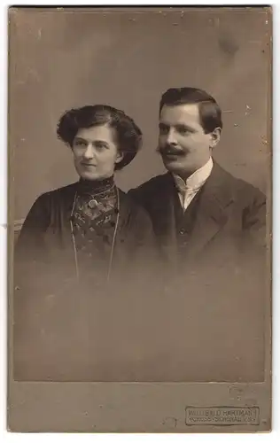 Fotografie Willibald Hartmann, Gross-Schönau i / S., Portrait bürgerliches Paar in modischer Kleidung