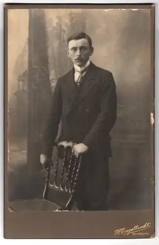 Fotografie H. Engelbrecht, Bayreuth, Portrait junger Mann im Anzug mit Krawatte