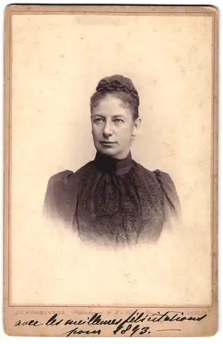 Fotografie J. C. Schaarwächter, Berlin-W, Portrait bürgerliche Dame im schwarzen Kleid mit Haube