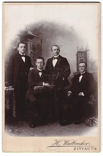 Fotografie H. Walbrecker, Zittau i / S., Portrait vier junge Herren im Anzug mit Fliege