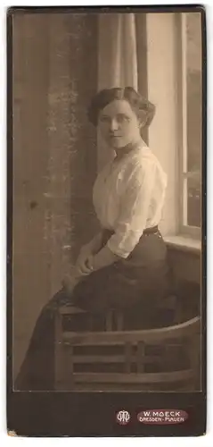 Fotografie W. Moeck, Dresden-Plauen, Portrait junge Dame in hübscher Bluse auf Lehne sitzend