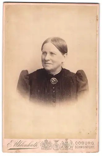 Fotografie E Uhlenhuth, Coburg, Portrait ältere Dame im hübschen Kleid mit Kragenbrosche