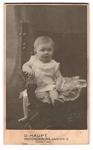 Fotografie D. Haupt, Hohenlimburg, Säugling auf Stuhl sitzend