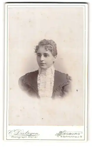 Fotografie C. Dietzgen, Siegburg, Frau mit gelocktem Haar