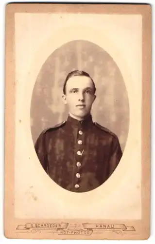 Fotografie S. Schroeder, Hanau, Brustportrait Soldat in Uniform