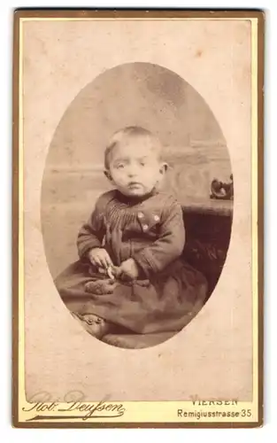 Fotografie Robert Deussen, Viersen, Portrait niedliches Kleinkind im hübschen Kleidchen