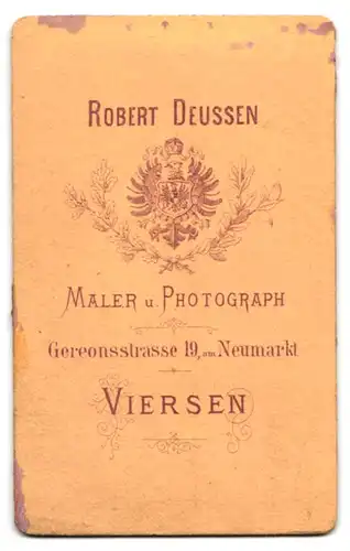 Fotografie Robert Deussen, Viersen, Portrait junger Herr im Anzug mit Fliege