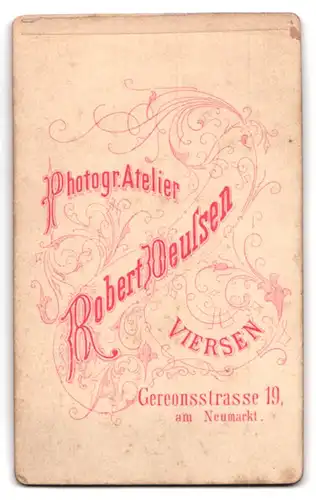 Fotografie Robert Deussen, Viersen, Brustportrait charmanter Herr mit Fliege und Vollbart